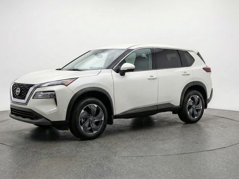 Used 2025 Nissan Rogue SV image 3