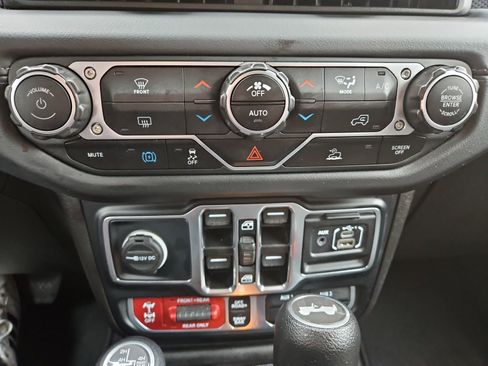 Used 2024 Jeep Wrangler Unlimited Rubicon 4xe image 27