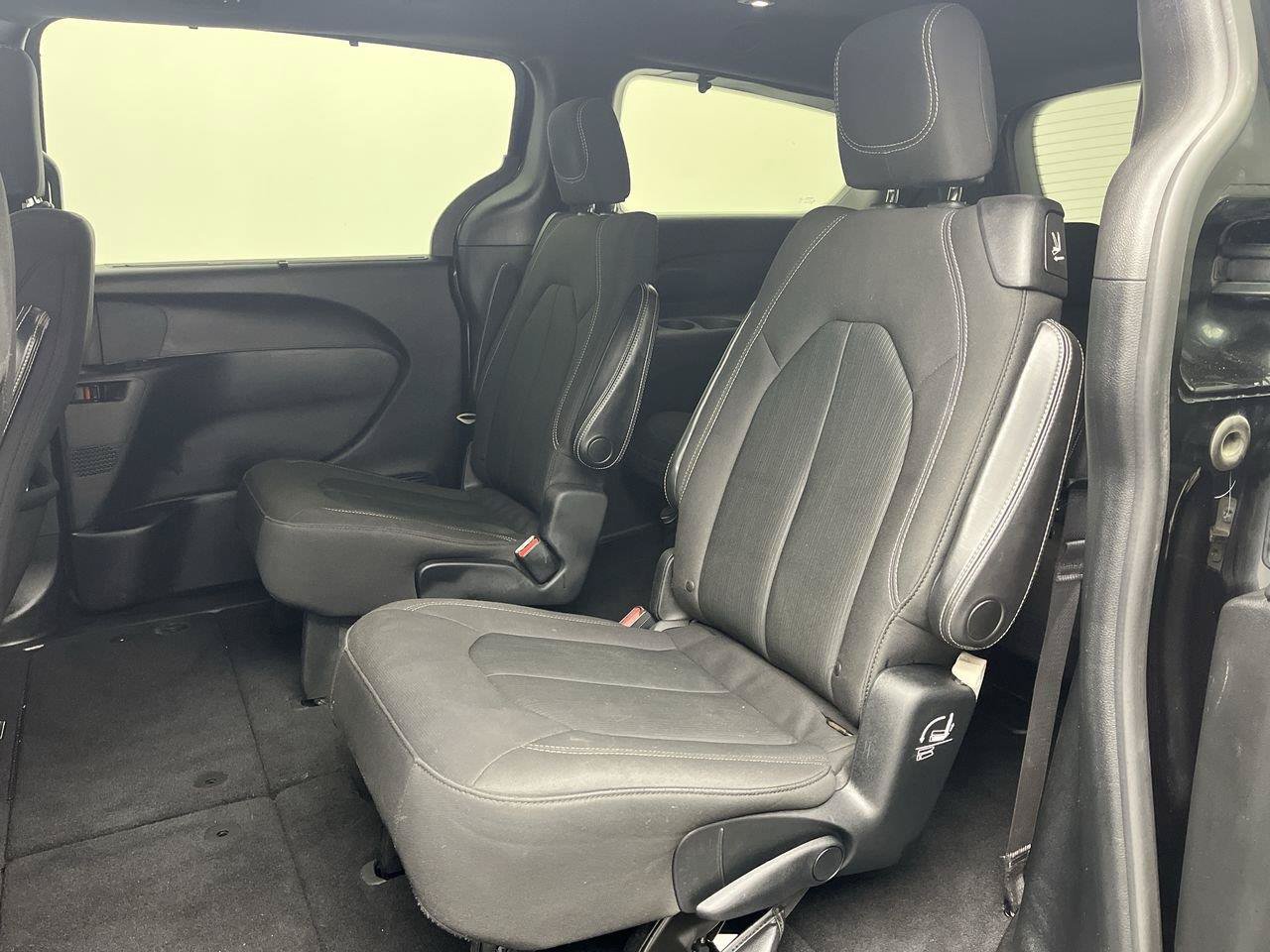 Used 2018 Chrysler Pacifica Touring Plus w/ S Appearance Package FWD image 11