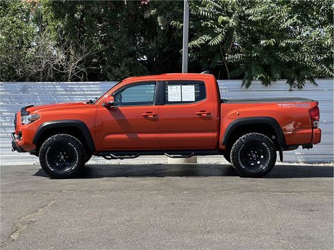 Used 2017 Toyota Tacoma TRD Off-Road w/ Premium & Technology Package AWD/4WD image 13