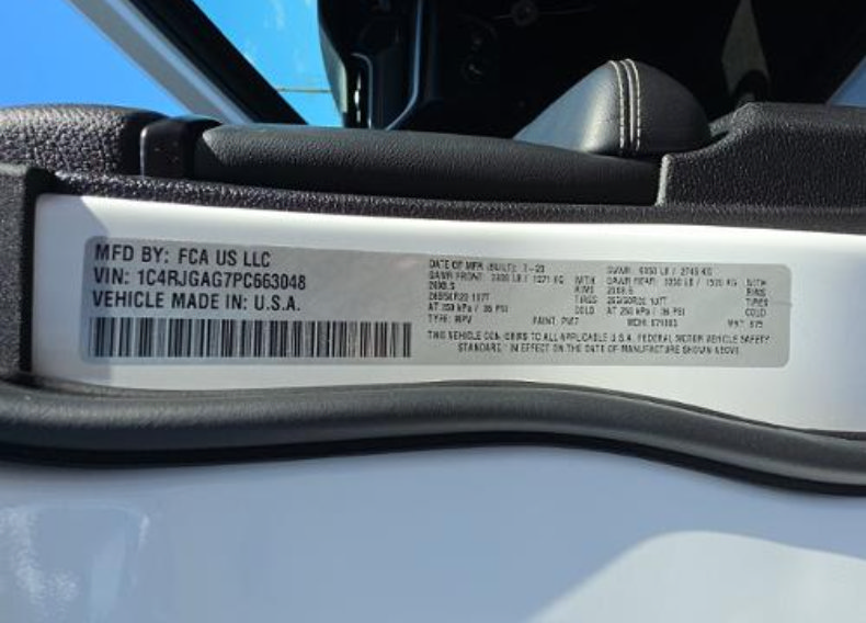 Used 2023 Jeep Grand Cherokee Altitude RWD image 23