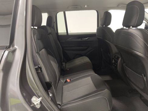 Used 2023 Jeep Grand Cherokee Laredo w/ Luxury Tech Group I AWD/4WD image 19