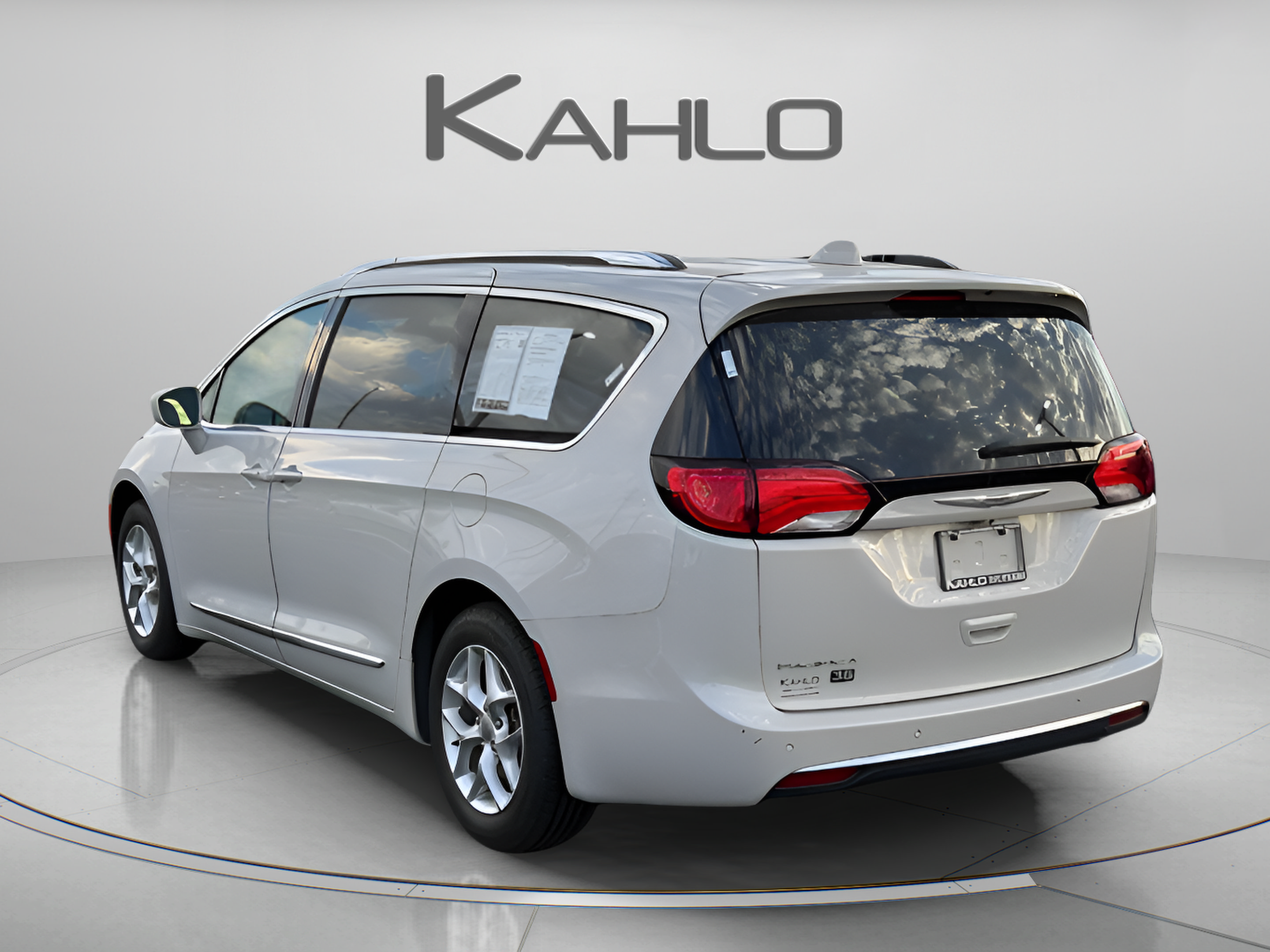 Used 2019 Chrysler Pacifica Touring-L FWD image 2