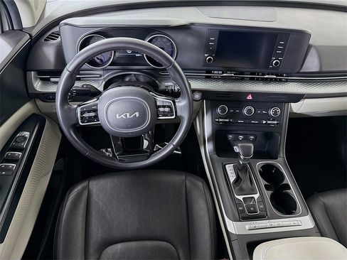 Used 2023 Kia Carnival LX image 4
