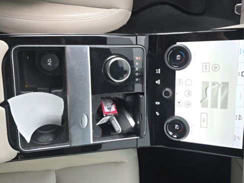 Used 2018 Land Rover Range Rover Velar R-Dynamic SE AWD/4WD image 18