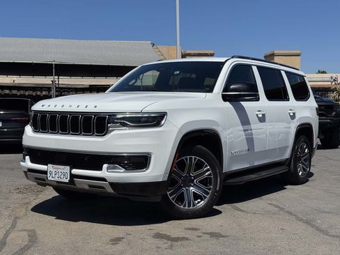 Used 2024 Jeep Wagoneer Series II w/ Flexible Seating Group RWD image 2