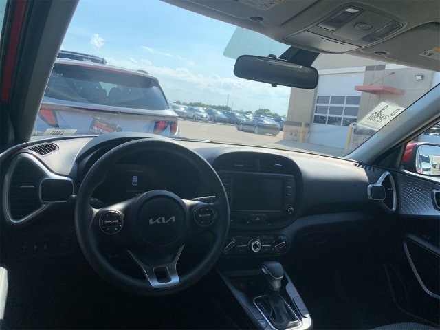 Used 2025 Kia Soul LX w/ LX Technology Package FWD image 14