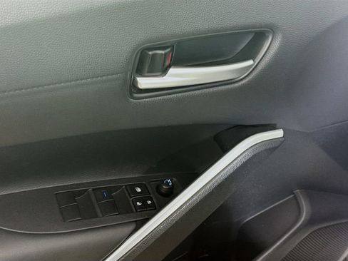 Used 2022 Toyota Corolla Cross XLE w/ Convenience Package image 17