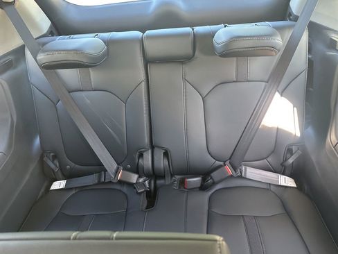 Used 2025 Honda Pilot Touring image 14