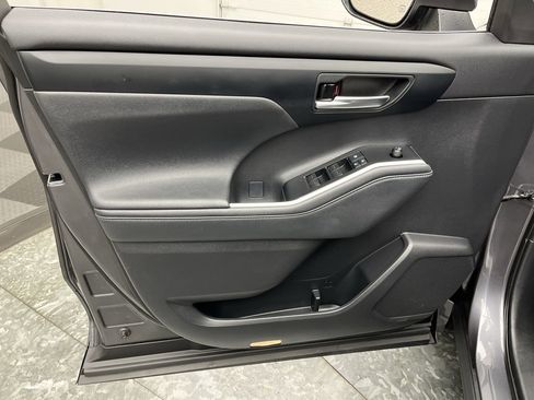 Used 2021 Toyota Highlander XLE image 7