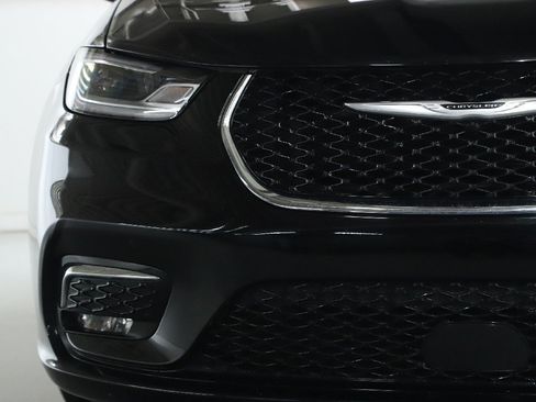 Used 2024 Chrysler Pacifica Touring-L image 7