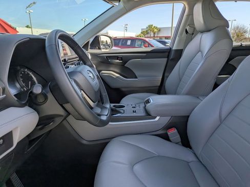 Used 2023 Toyota Highlander XLE image 16