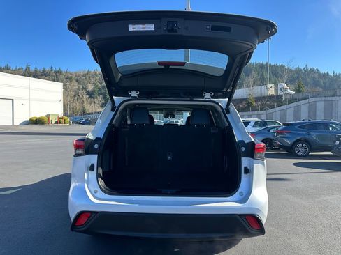 Used 2023 Toyota Highlander XLE image 11
