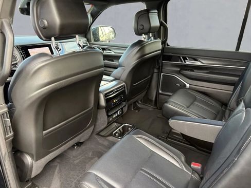 Used 2024 Jeep Wagoneer Series III w/ HD Trailer Tow Package image 15