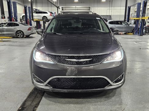 Used 2018 Chrysler Pacifica Touring-L image 9