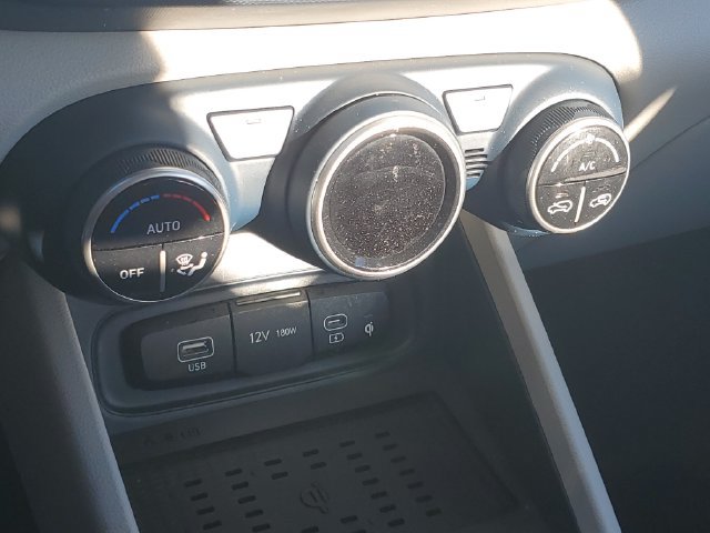 Used 2024 Hyundai Venue Limited FWD image 27
