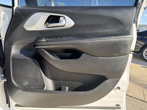 Used 2020 Chrysler Pacifica Touring w/ S Appearance Package image 14