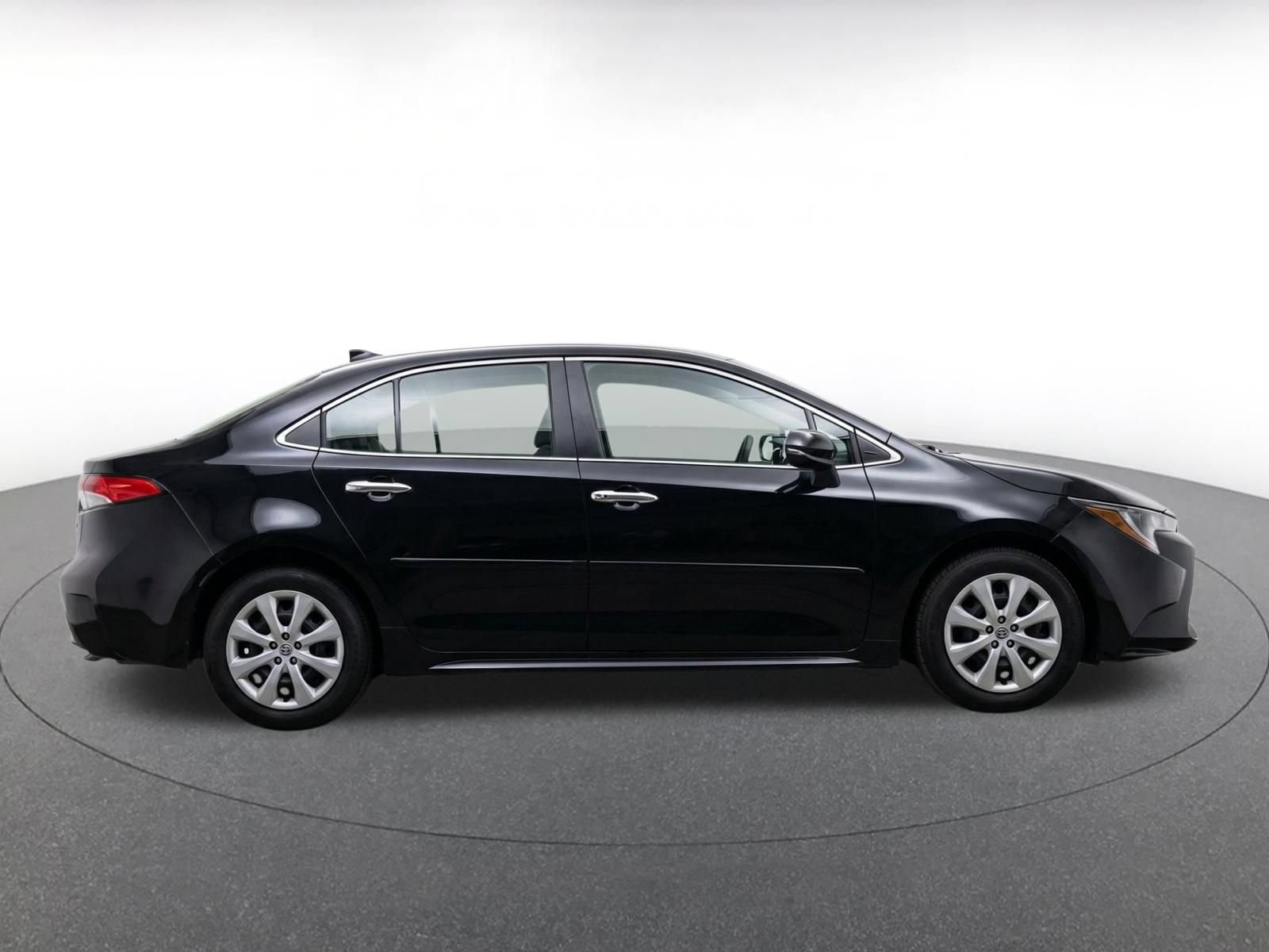 Used 2025 Toyota Corolla LE FWD image 9