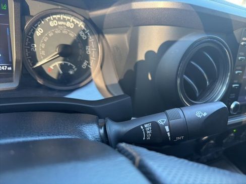 Used 2022 Toyota Tacoma TRD Sport image 21