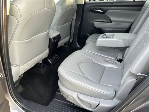 Used 2024 Toyota Highlander XLE image 20