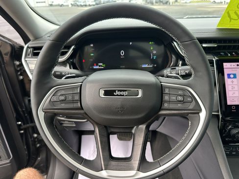 New 2022 Jeep Grand Cherokee Limited 4xe w/ Luxury Tech Group II image 18