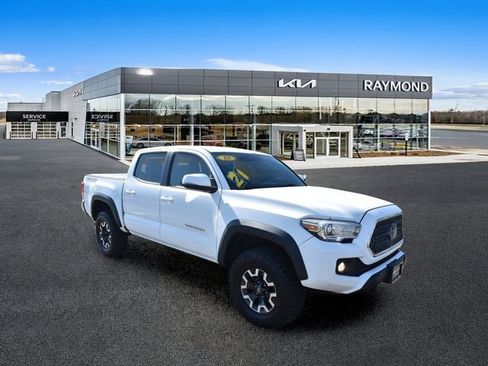 Used 2018 Toyota Tacoma TRD Off-Road AWD/4WD image 10