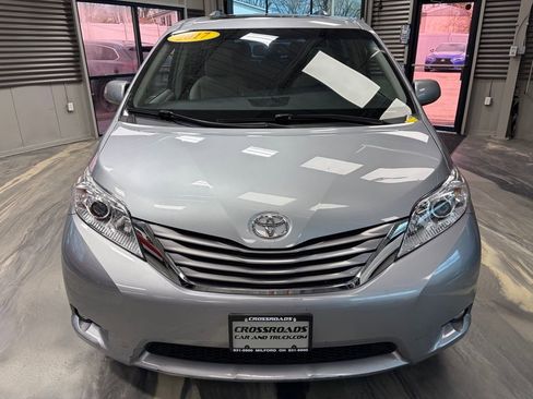 Used 2017 Toyota Sienna XLE w/ XLE Navigation Package image 41