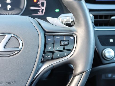 Used 2025 Lexus ES 300h w/ Luxury Package image 21