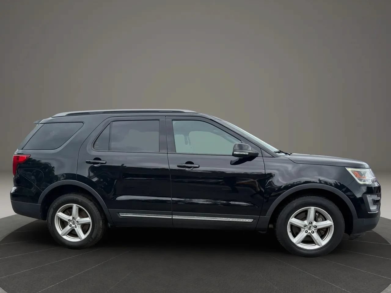 Used 2017 Ford Explorer XLT w/ Equipment Group 202A AWD/4WD image 4