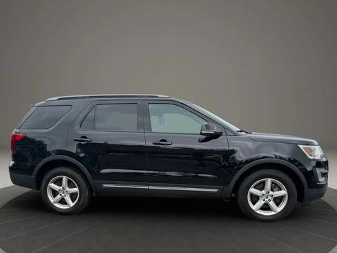 Used 2017 Ford Explorer XLT w/ Equipment Group 202A AWD/4WD image 4