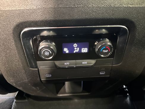 Used 2025 Chevrolet Suburban Z71 AWD/4WD image 24