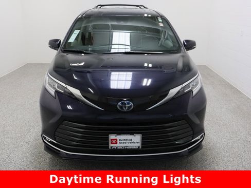 Used 2023 Toyota Sienna Limited image 3