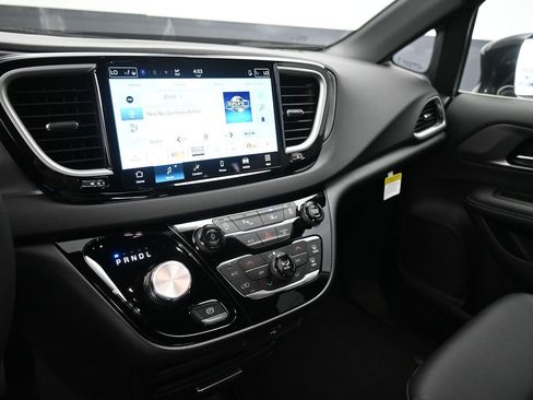 New 2026 Chrysler Voyager LX image 22