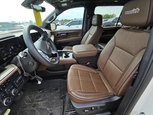 Used 2025 Chevrolet Suburban High Country AWD/4WD image 4