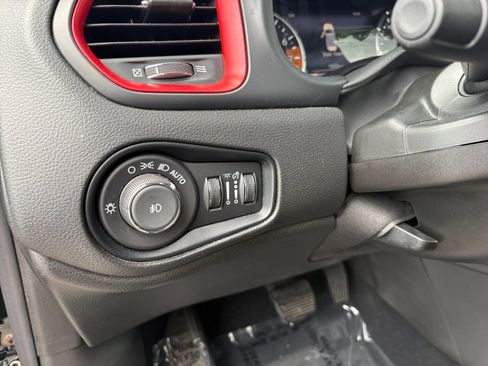Used 2023 Jeep Renegade Latitude AWD/4WD image 22
