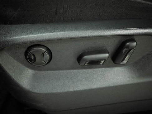 Used 2019 Volkswagen Tiguan SE image 11