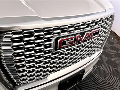 Used 2022 GMC Yukon XL Denali image 32