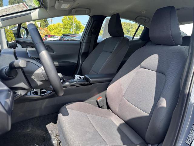 Certified 2025 Toyota Prius LE FWD image 18