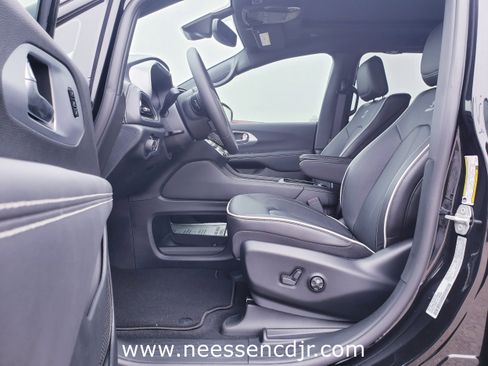 New 2026 Chrysler Pacifica Limited image 11