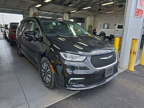 Used 2023 Chrysler Pacifica Touring-L FWD image 1