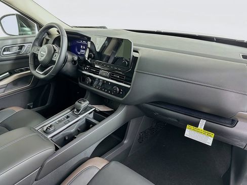 New 2025 Nissan Pathfinder Platinum image 39