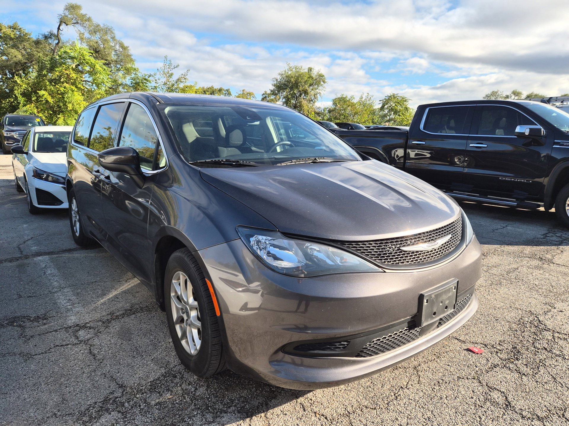 Used 2023 Chrysler Voyager LX FWD image 4