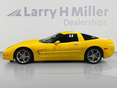 Used 2003 Chevrolet Corvette Coupe w/ Preferred Equipment Group RWD image 2