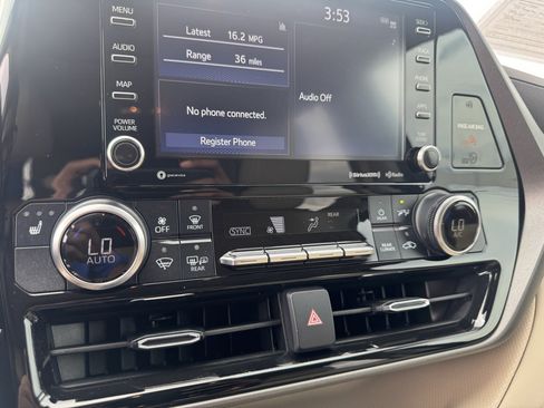 Used 2022 Toyota Highlander XLE FWD image 19