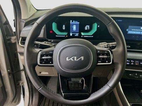 Used 2025 Kia Carnival EX FWD image 9