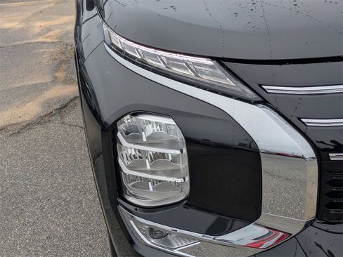 New 2025 Mitsubishi Outlander SE image 9