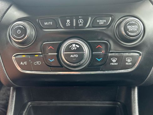 Used 2020 Jeep Cherokee Trailhawk AWD/4WD image 16