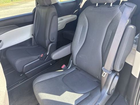 Certified 2023 Kia Carnival LX image 15