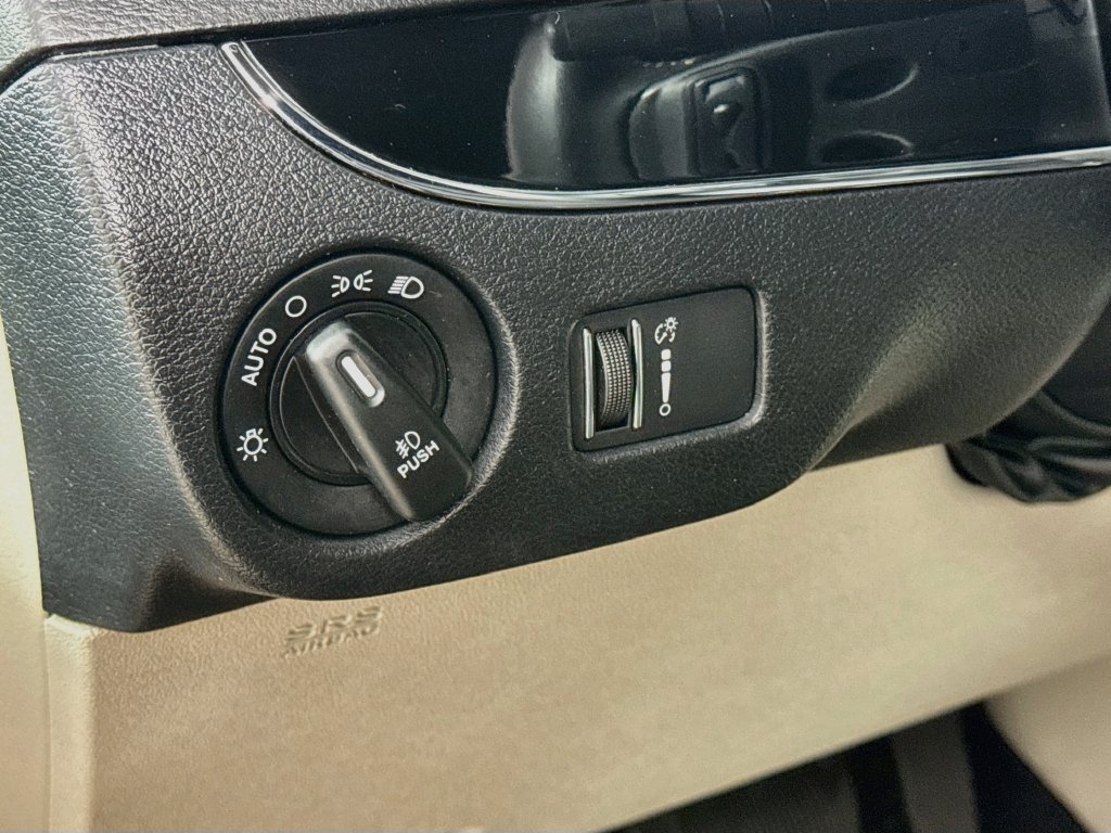 Used 2019 Dodge Grand Caravan SXT FWD image 12