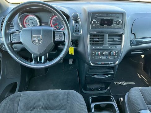 Used 2017 Dodge Grand Caravan SE FWD image 2